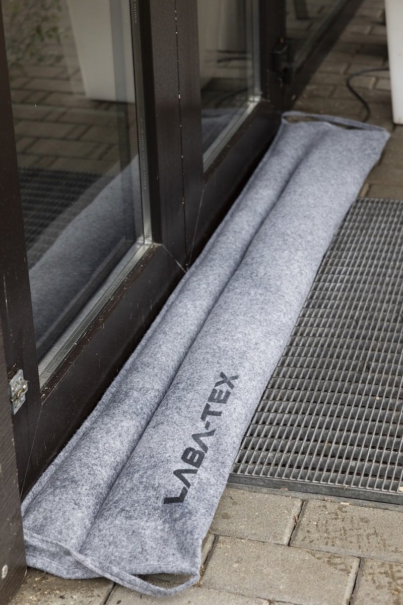 Vandenį sugeriantis barjeras